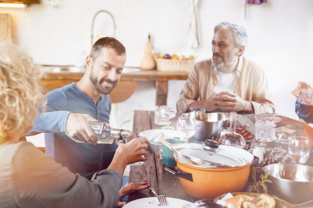 为家庭聚会干杯!图片下载