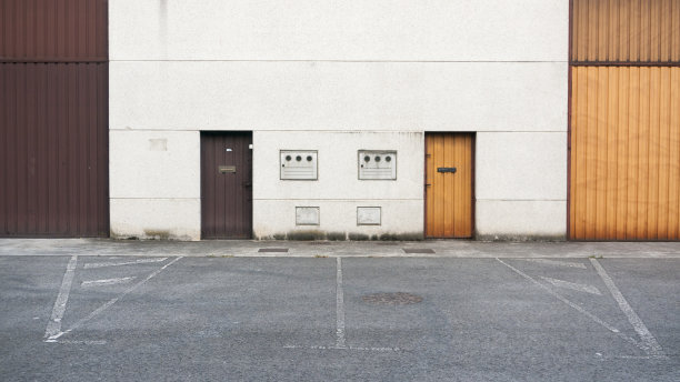 机库里有大大小小的门图片下载