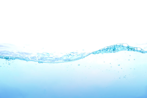 水的表面。白色背景。特写镜头。图片下载