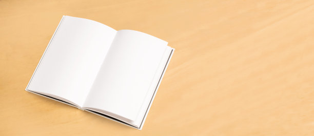 白色打开的书在全景光木背景图片下载