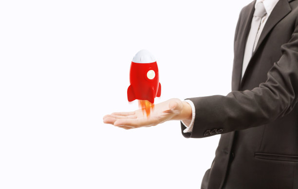 商人拿着白色背景的红色火箭发射图片下载