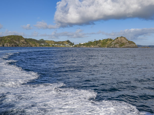 在新西兰北岛纳尔逊的沃拉里基海滩，波纹沙和岩层图片下载