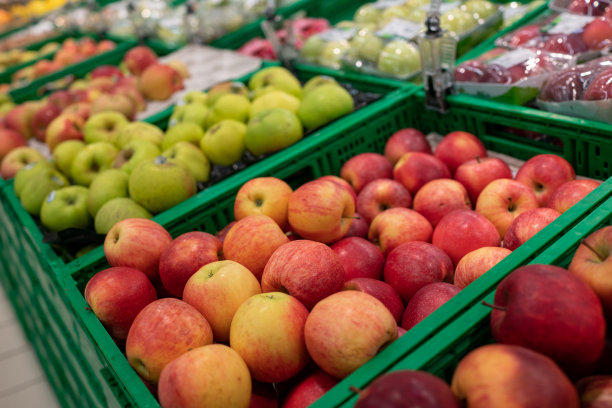 超市里摆满红苹果和绿苹果的水果通道图片下载