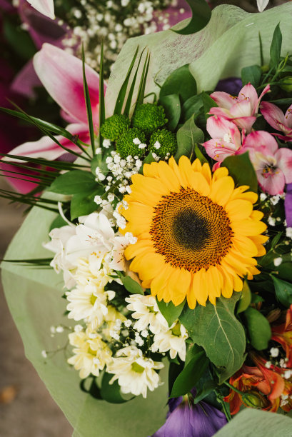 美丽的花朵的花束。图片下载