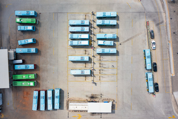 电动巴士正在充电图片下载