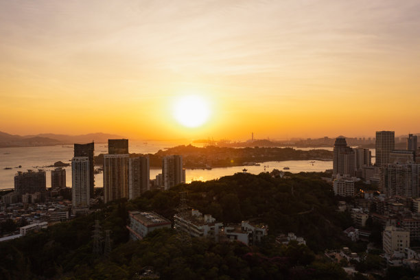 日落前的城市天际线图片下载