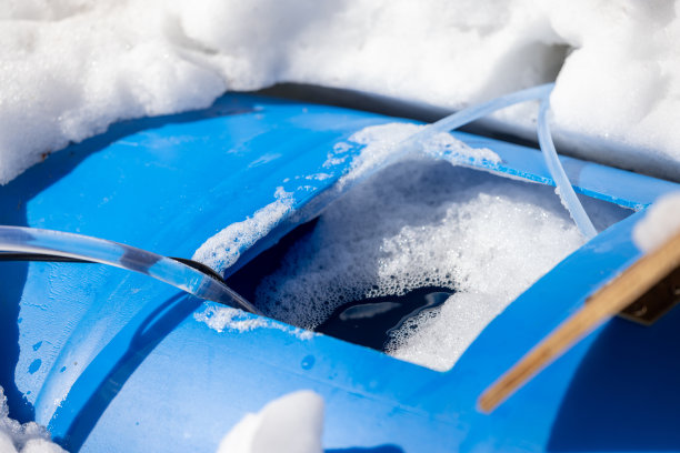 在加拿大魁北克省的糖棚，枫树水从管子里流过图片下载