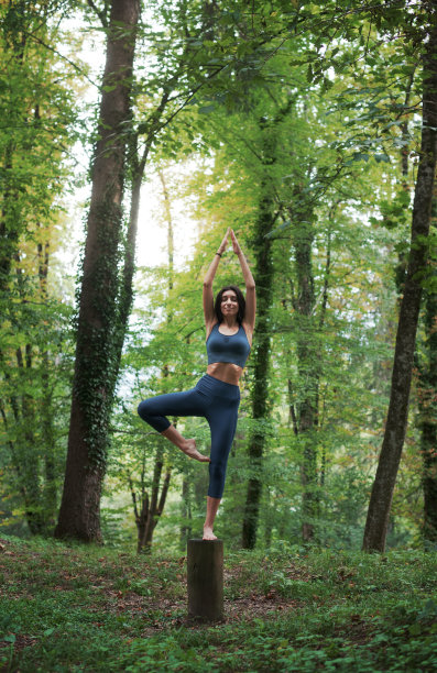 在森林里做瑜伽的女人图片下载