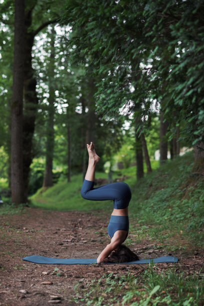 健身女子在大自然中练习瑜伽图片下载