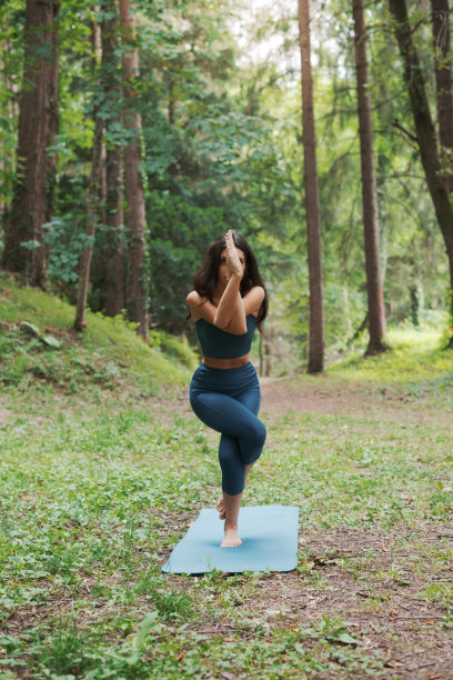 健身女子在大自然中练习瑜伽图片下载