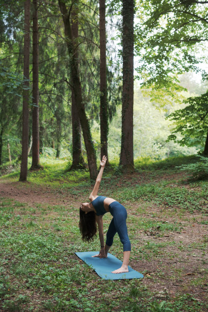 女性在大自然中锻炼图片下载