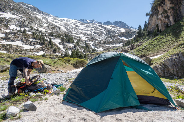 在西班牙比利牛斯山露营的年轻人图片下载