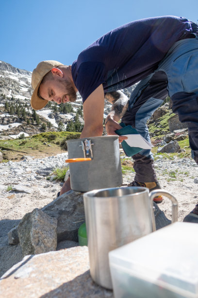 在西班牙比利牛斯山露营的年轻人图片下载