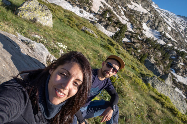 在比利牛斯山徒步的年轻夫妇，自拍图片下载