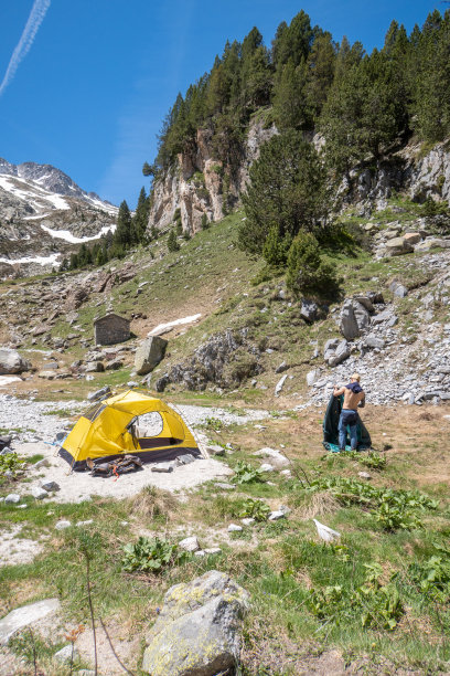 在西班牙比利牛斯山露营的年轻人图片下载
