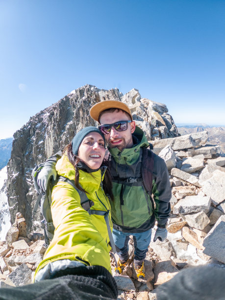 登山者在山顶上自拍图片下载