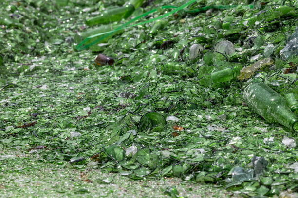 瓶子和玻璃的回收。生态概念背景图片下载