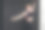 一个漂亮的棕发女孩跳现代舞。黑暗的背景。光滑的身体动作。一个年轻的运动女性的工作室肖像。女性的概念。图片下载