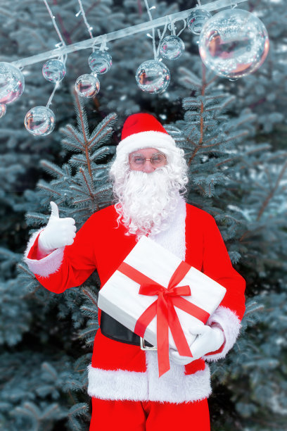 一个穿着圣诞老人服装的快乐男人图片下载