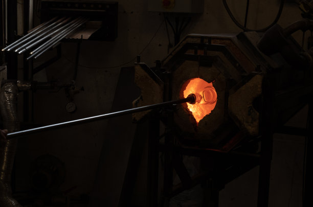 玻璃吹制-炉内玻璃物体图片下载