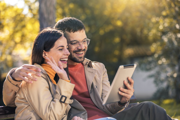 公园里的年轻夫妇进行视频通话图片下载