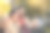 公园里的年轻夫妇进行视频通话图片下载