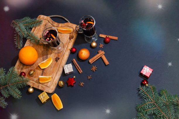 热葡萄酒，冷杉枝，礼物，香料和圣诞装饰。俯视图，复制空间。图片下载