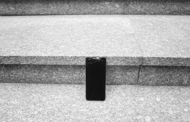 室外楼梯上坏掉的手机特写图片下载