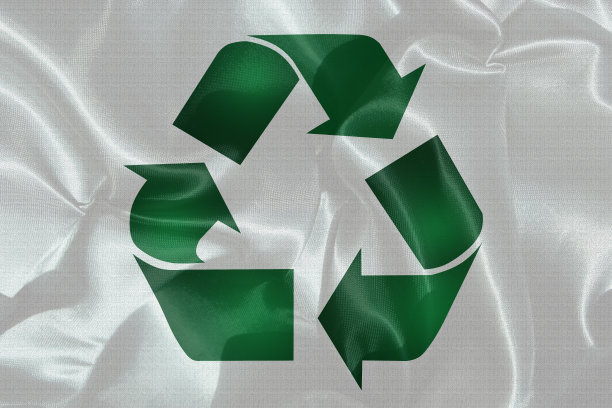 印在白色缎面织物上的回收标志图片下载