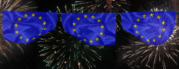 欧盟庆祝活动公众活动的旗帜花环烟花全景图片下载