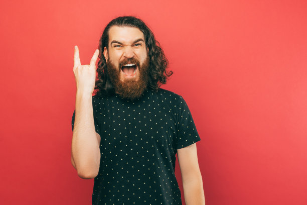 特写的胡子男子与长发显示岩石的姿态图片下载