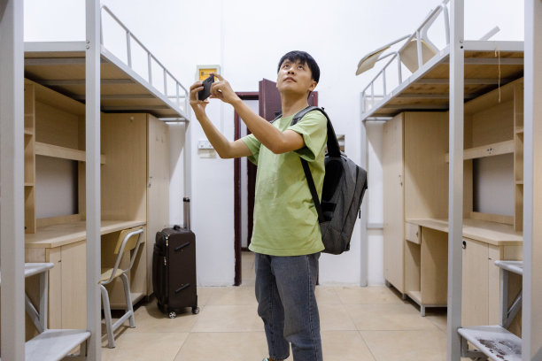 大学生到宿舍报到图片下载