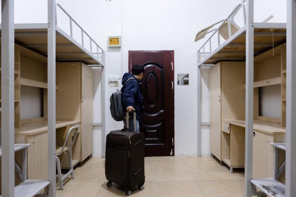 大学生到宿舍报到图片下载