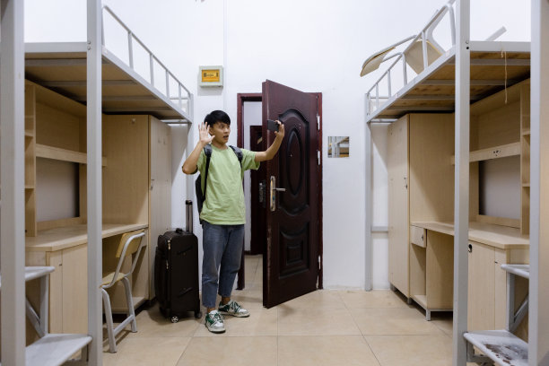 大学生到宿舍报到图片下载