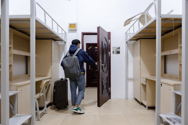 大学生到宿舍报到图片下载