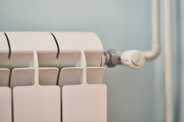 白色加热金属散热器与管道紧密相连图片下载