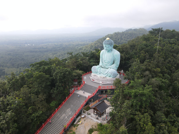 高视角(大佛)，灰泥佛像在Doi Prachan寺在南邦，泰国。图片下载