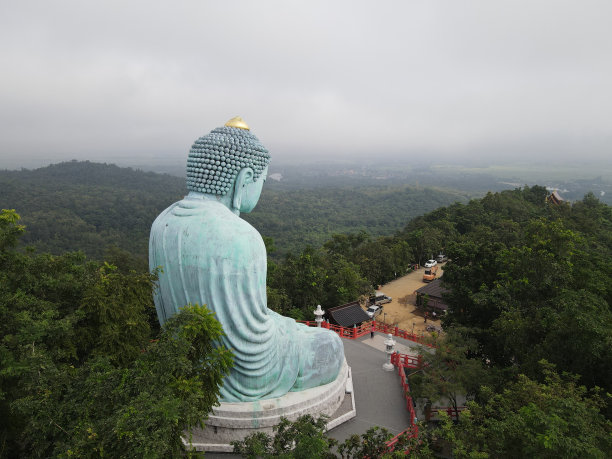 高视角(大佛)，灰泥佛像在Doi Prachan寺在南邦，泰国。图片下载