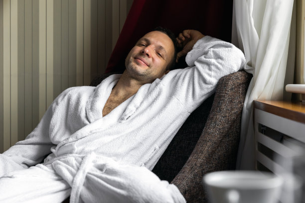 身穿白色棉质浴袍的年轻白人男子图片下载