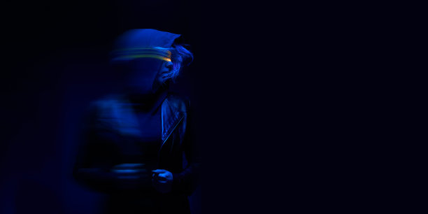 女子正在使用增强现实头盔。虚拟、增强和扩展现实的概念。图片下载