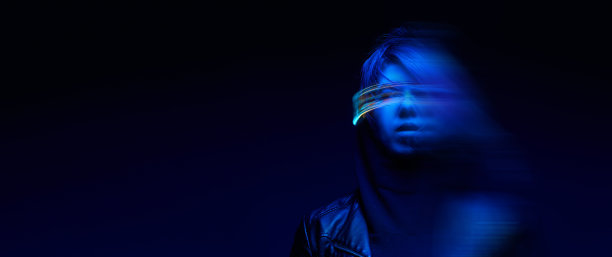 女子正在使用增强现实头盔。虚拟、增强和扩展现实的概念。图片下载