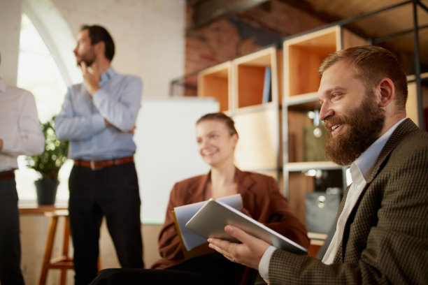 讨论一个新项目。年轻人。同事在办公室的室内空地开商务会议。财务、培训、头脑风暴、工作。图片下载