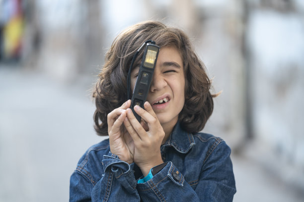 使用老式胶片相机的男小学生肖像图片下载