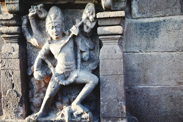 印度安得拉邦的阿拉姆布尔有一座古代石雕，上面刻着马迪神图片下载