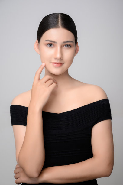 美丽的女人有着健康的皮肤，美丽的外表和美丽的眼睛。图片下载