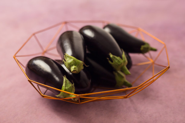 在铁碗里的茄子特写图片下载