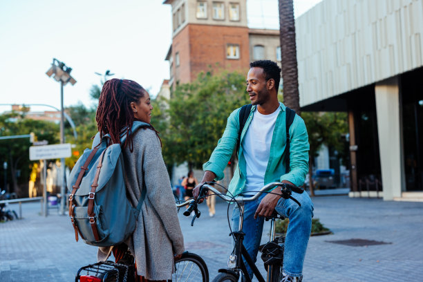 在城市里有自行车。图片下载