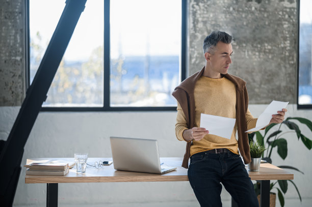 一名男子手里拿着文件，看上去很感兴趣图片下载