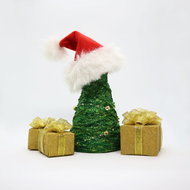 圣诞树与金色礼盒组合图片下载