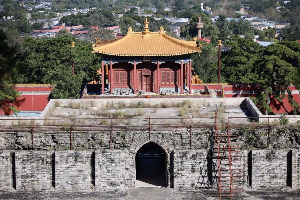 北京象山宗井大昭寺位于中国境内的岩洞之上图片下载